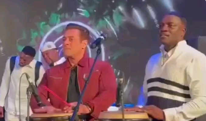 Salman Khan is seen rocking the show with the International singer Akon!