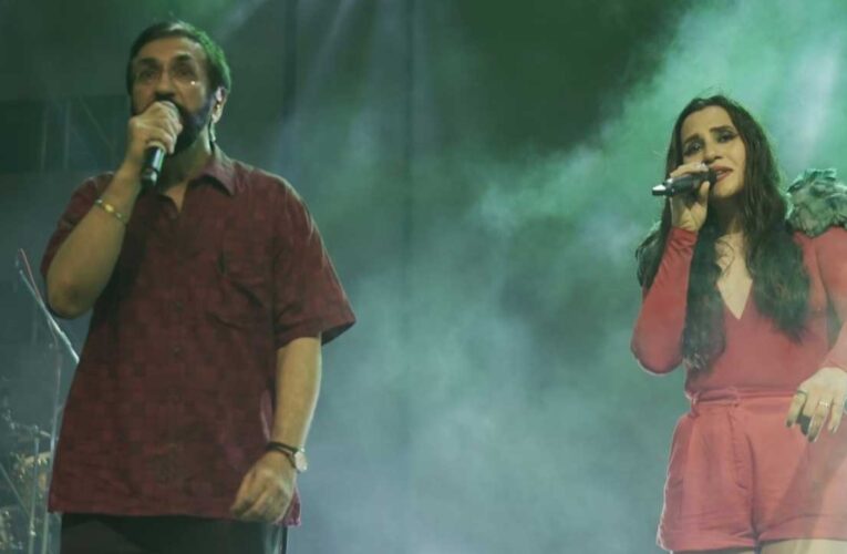 Nikhita Gandhi’s father joins her on stage at a recent concert!