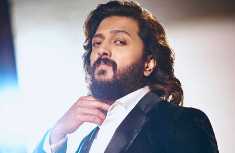 Riteish Deshmukh is commanding the stage of Bogg Boss Marathi with his effortless style!