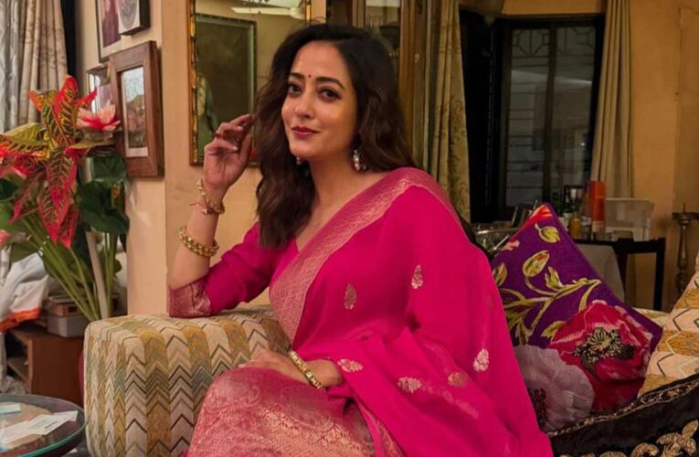 Raima Sen embraces the festive spirit of Durga Puja in a Pink Banarasi Sari!